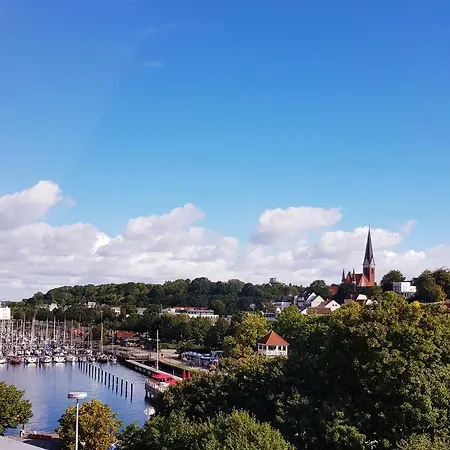 Hafenkoje Mit Blick Ueber Hafen Und Altstadt Flensburg Exterior photo