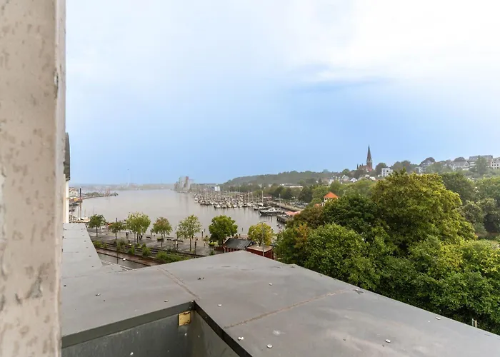 Hafenkoje Mit Blick Ueber Hafen Und Altstadt
